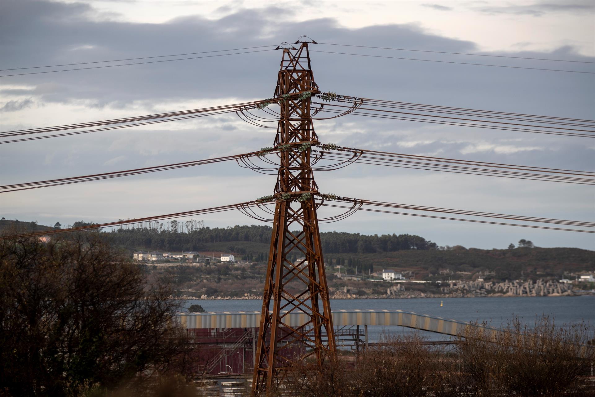 La luz llega a máximos históricos y supera hoy los 400 euros/MWh: consulta los precios por tramos horarios La luz llega a máximos históricos y supera hoy los 400 euros/MWh: consulta los precios por tramos horarios