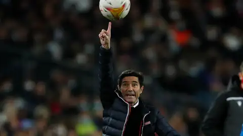 Marcelino García Toral da instrucciones a sus jugadores. Marcelino García Toral da instrucciones a sus jugadores.