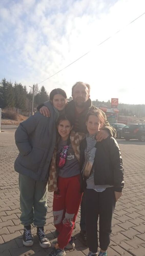 Juan Luis Escobar con las tres niñas ucranianas