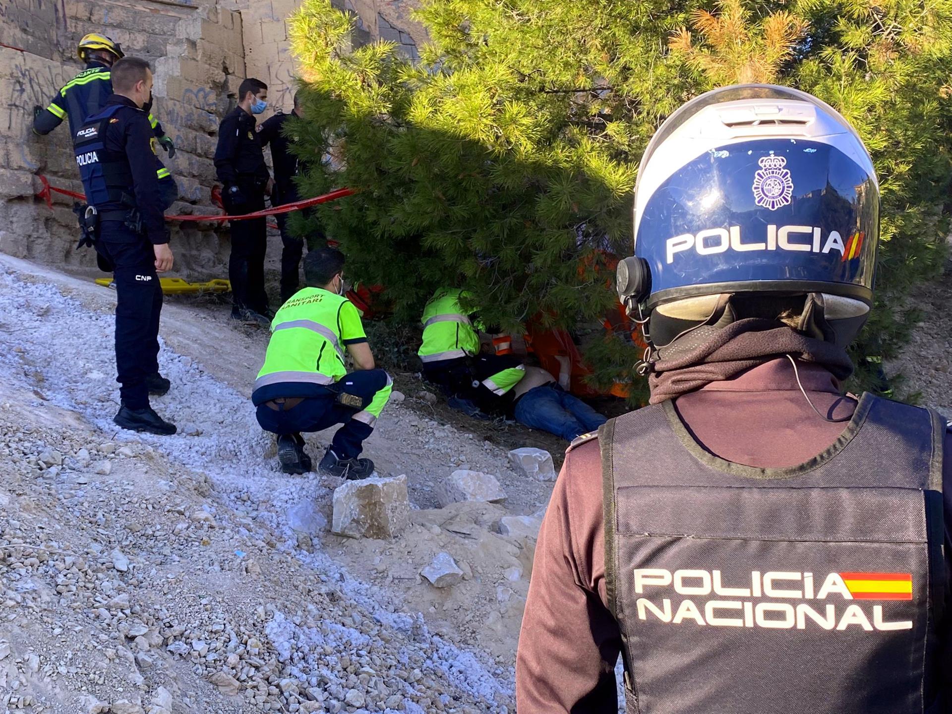 Rescatan en Alicante a un hombre que había caído por una pendiente Rescatan en Alicante a un hombre que había caído por una pendiente