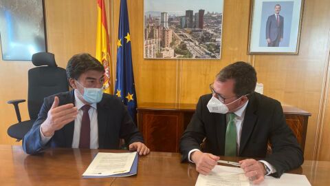 El alcalde, Luis Barcala, y el Secretario General de Industria, Ra&uacute;l Blanco
