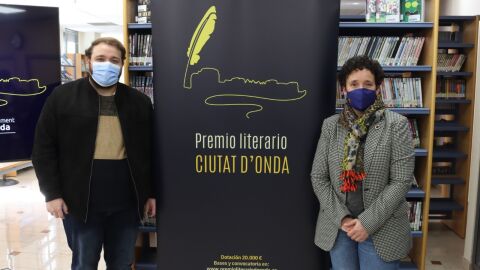 La alcaldesa de Onda, Carmina Ballester ha presentado el premio literario. 