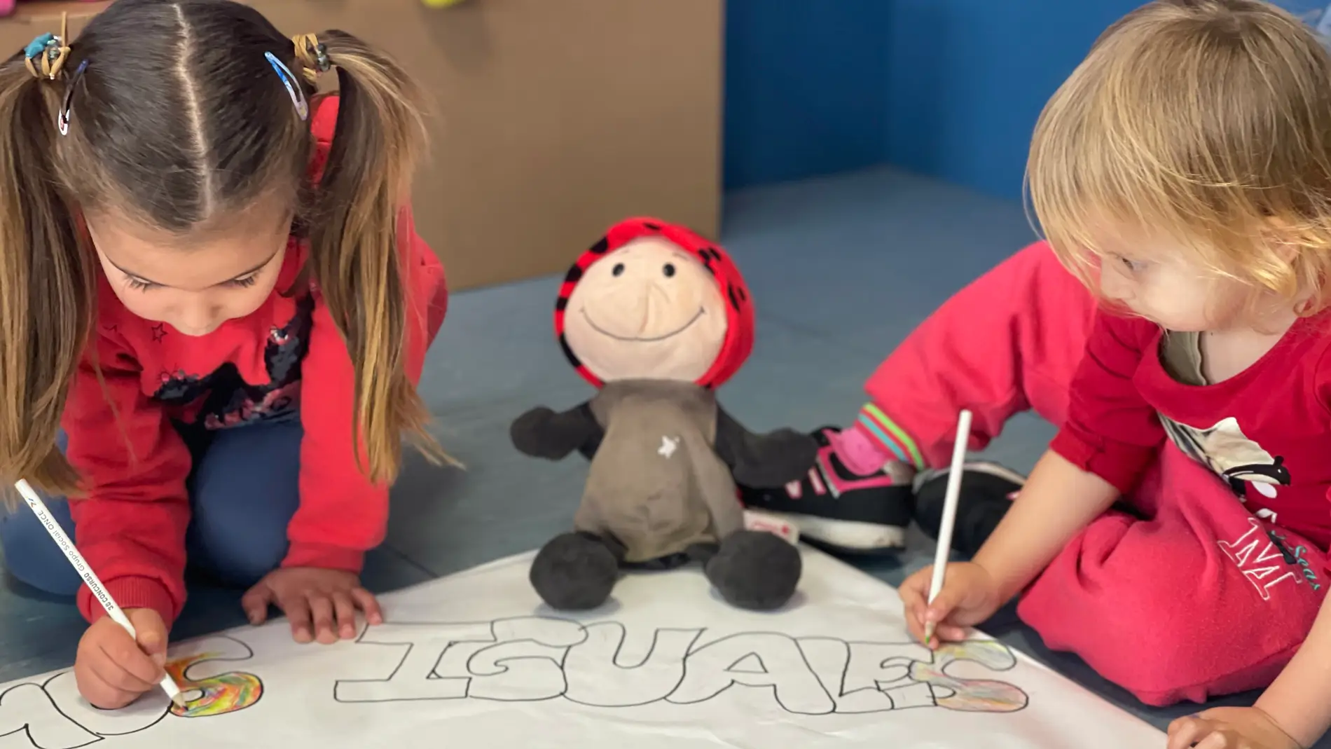 Más de 1.300 estudiantes y 33 docentes de Albacete dibujan en las aulas “el camino que nos hace iguales"