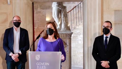 La presidenta del Govern, Francina Armengol, junto al vicepresidente y conseller de Transici&oacute;n Energ&eacute;tica, Sectores Productivos y Memoria Democr&aacute;tica, Juan Pedro Yllanes, en rueda de prensa. -CAIB