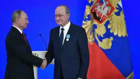 Putin entrega la medalla Pushkin al alcalde de Málaga (noviembre 2018) Francisco de la Torre, condecorado por su contribución al desarrollo de los vínculos culturales entre Rusia y España.