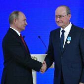 Putin entrega la medalla Pushkin al alcalde de Málaga (noviembre 2018)
