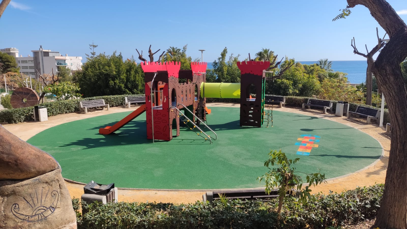 La Vila Joiosa renueva los juegos infantiles de sus parques La Vila Joiosa renueva los juegos infantiles de sus parques