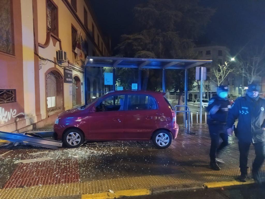 Otro vehículo impacta contra la marquesina de la calle Granada en Ciudad Real Otro vehículo impacta contra la marquesina de la calle Granada en Ciudad Real