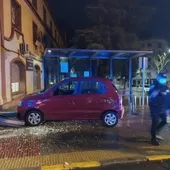 El vehículo ha impactado contra la marquesina de la calle Granada El vehículo ha impactado contra la marquesina de la calle Granada
