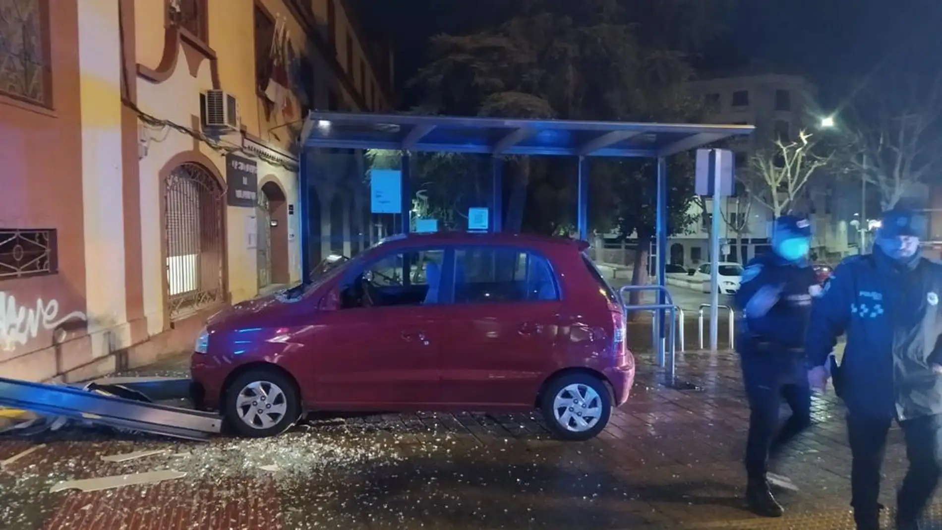 El vehículo ha impactado contra la marquesina de la calle Granada