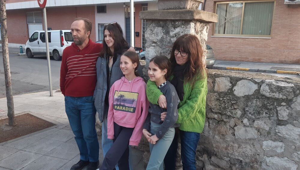 El matrimonio de acogida y las tres niñas ucranianas