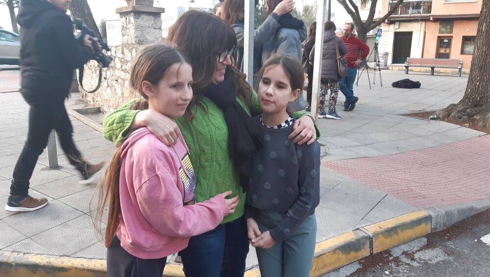 María Jesús con dos de las niñas