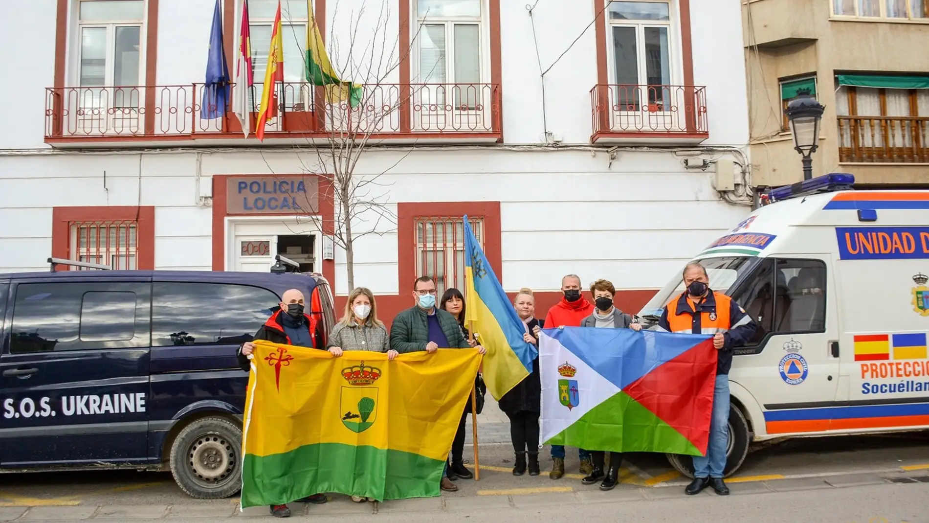 Las alcaldesas de Tomelloso y Socuéllamos junto a las furgonetas que llevarán alimentos y material de primera necesidad a Ucrania por iniciativa del bombero jubilado