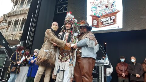 Dos representantes de "Axonsou" recogieron el Arlequín de Oro de manos de la alcaldesa Dos representantes de "Axonsou" recogieron el Arlequín de Oro de manos de la alcaldesa