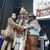 Dos representantes de "Axonsou" recogieron el Arlequín de Oro de manos de la alcaldesa Dos representantes de "Axonsou" recogieron el Arlequín de Oro de manos de la alcaldesa