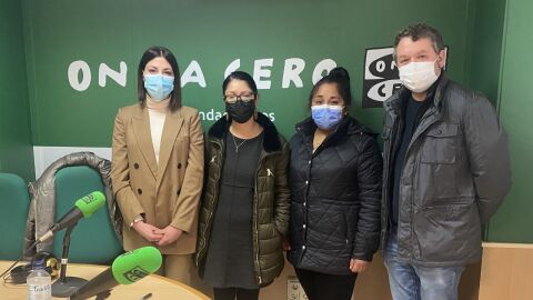 Mariola Galiana, edil de Cooperaci&oacute;n, junto a representantes de la delegaci&oacute;n de Bolivia. 