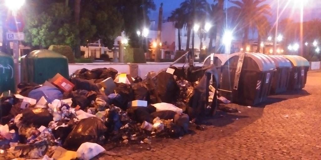 La basura rebosa en las calles de El Puerto: el Ayuntamiento pide la declaración de emergencia sanitaria La basura rebosa en las calles de El Puerto: el Ayuntamiento pide la declaración de emergencia sanitaria