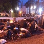 Basura rebosando en una calle de El Puerto