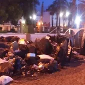 Basura rebosando en una calle de El Puerto Basura rebosando en una calle de El Puerto