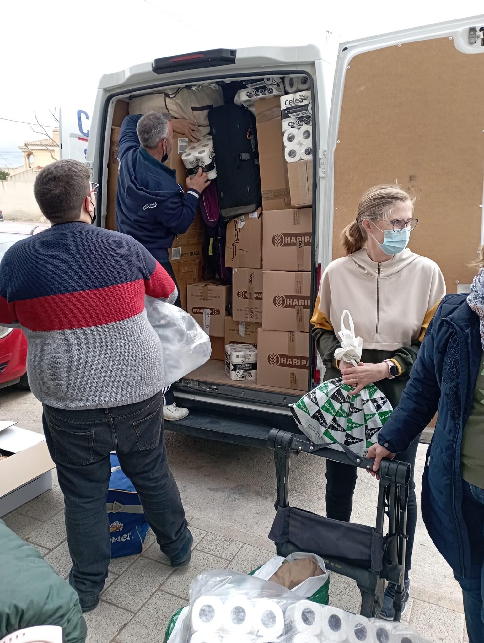 Dos furgonetas procedentes de Albacte viajan hasta la frontera con Rumanía cargado de ayuda Dos furgonetas procedentes de Albacte viajan hasta la frontera con Rumanía cargado de ayuda