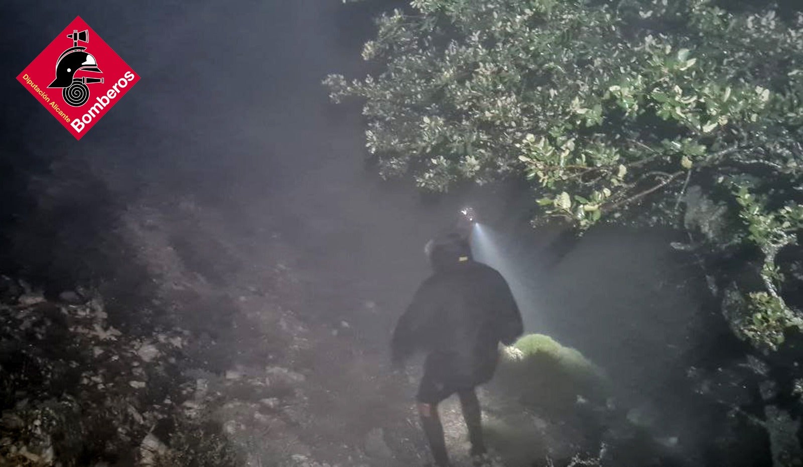 Rescatan de madrugada a un septuagenario desorientado por la niebla en Polop Rescatan de madrugada a un septuagenario desorientado por la niebla en Polop