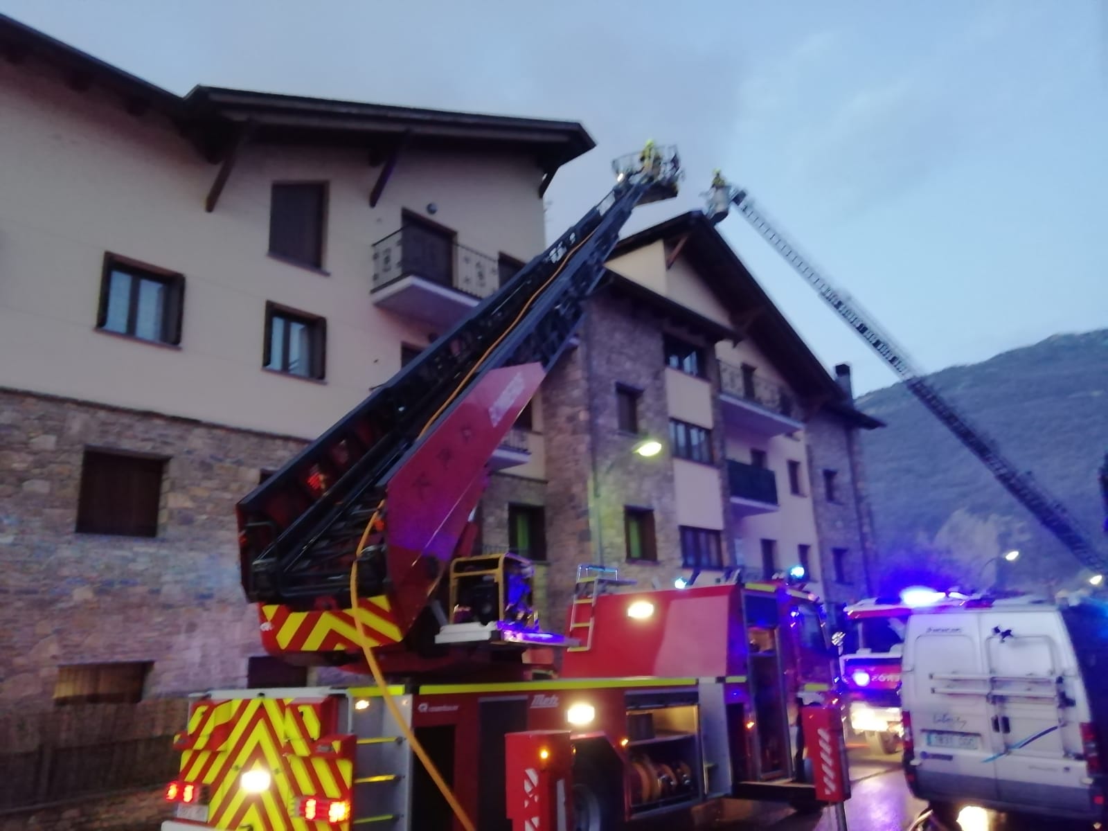 Un incendio calcina cinco apartamentos en Campo Un incendio calcina cinco apartamentos en Campo