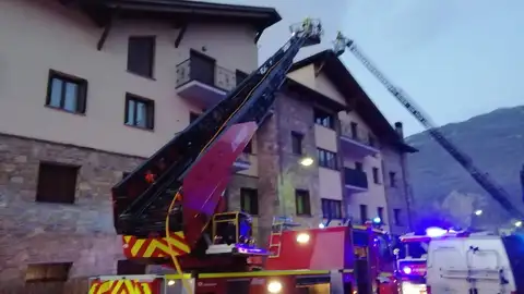 Un incendio calcina cinco apartamentos en Campo Un incendio calcina cinco apartamentos en Campo