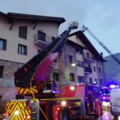 Un incendio calcina cinco apartamentos en Campo