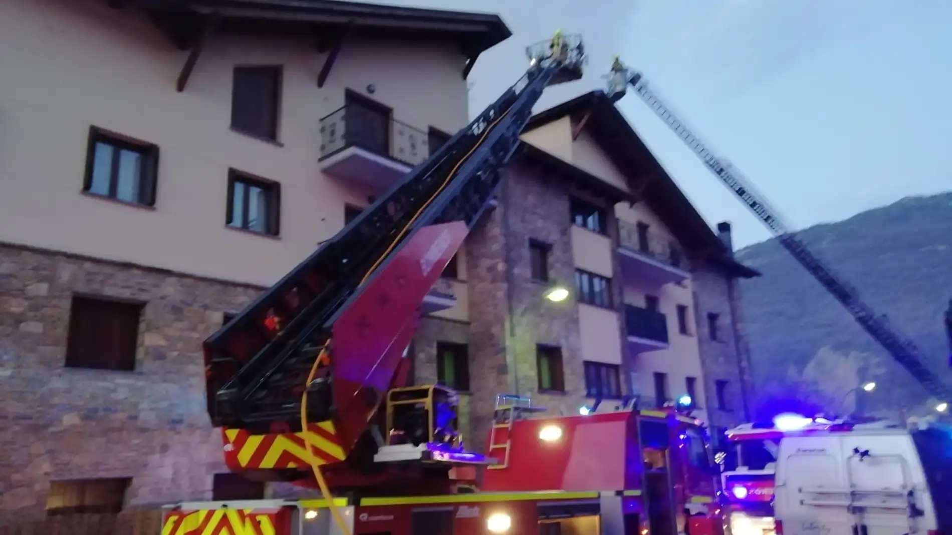Un incendio calcina cinco apartamentos en Campo Un incendio calcina cinco apartamentos en Campo