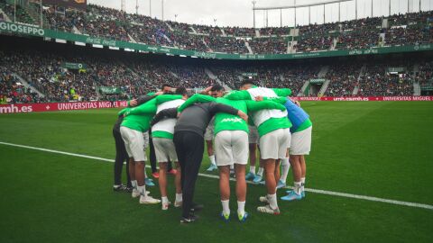 Los jugadores del Elche, en el calentamiento del partido contra el Bar&ccedil;a.