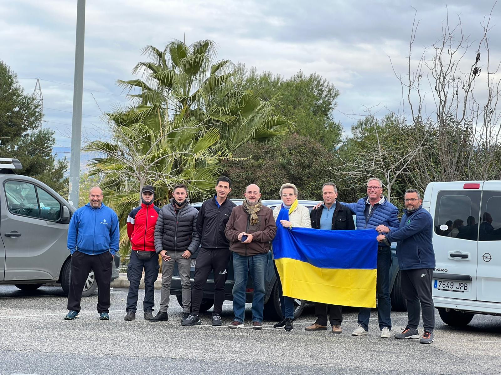 Cinco furgonetas salen de la provincia para recoger a refugiados en la frontera Cinco furgonetas salen de la provincia para recoger a refugiados en la frontera