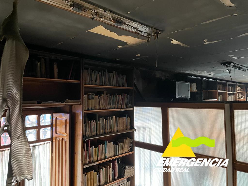 Un incendio quema entre 100 y 200 libros y diferente material de la Biblioteca de Viso del Marqués Un incendio quema entre 100 y 200 libros y diferente material de la Biblioteca de Viso del Marqués