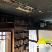 El fuego quemó una parte de las instalaciones de la biblioteca
