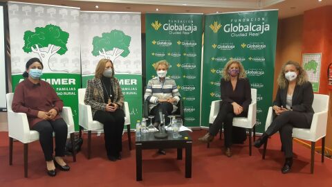 Safia Popal, primera por la izquierda, y Quintanilla en el centro
