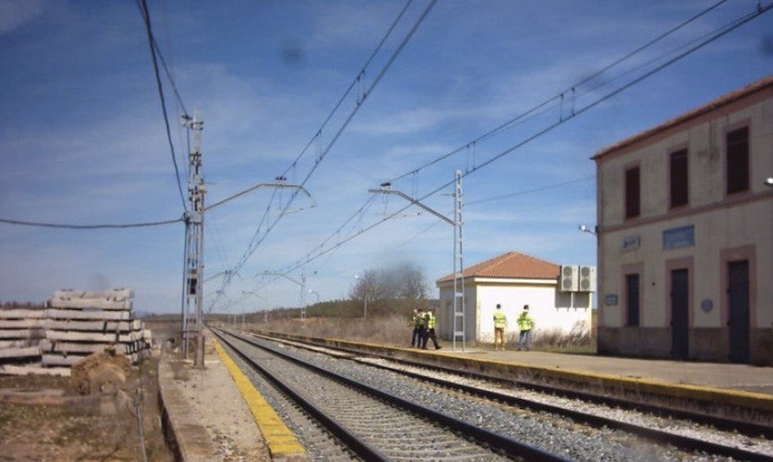 Adif adjudica las obras de ampliación de la longitud a 750 m del apartadero de la estación de Espinosa-El Caballo Adif adjudica las obras de ampliación de la longitud a 750 m del apartadero de la estación de Espinosa-El Caballo