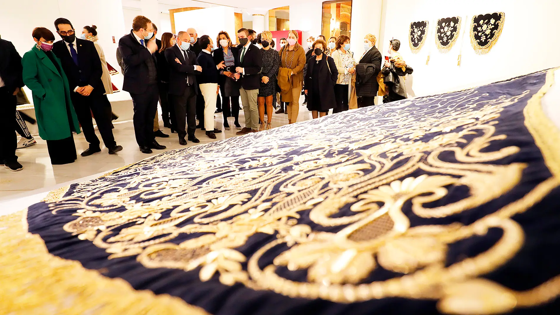 El patrimonio textil cofrade protagonista de la exposición “Maiestas” en el Museo Municipal