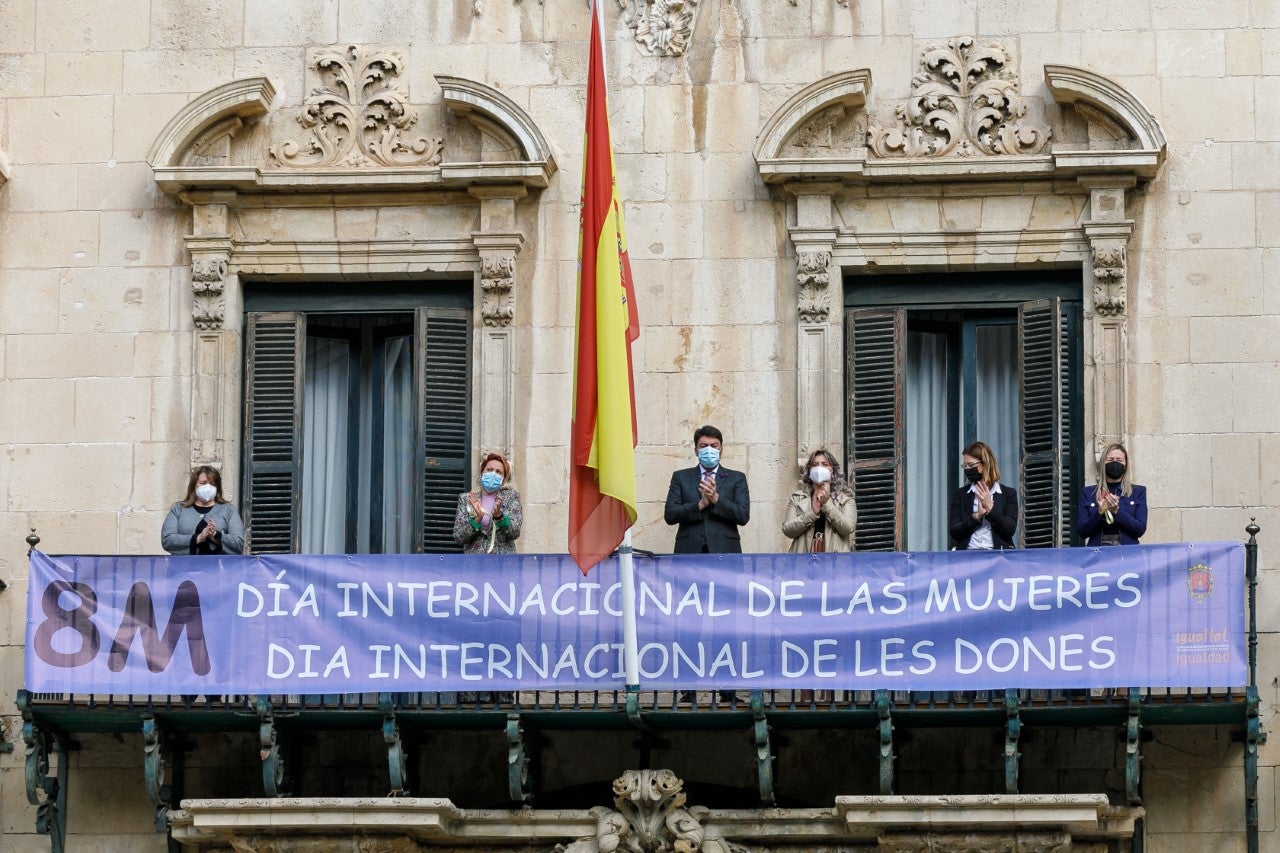 Instituciones y colectivos de Alicante conmemoran el 8 de marzo Instituciones y colectivos de Alicante conmemoran el 8 de marzo