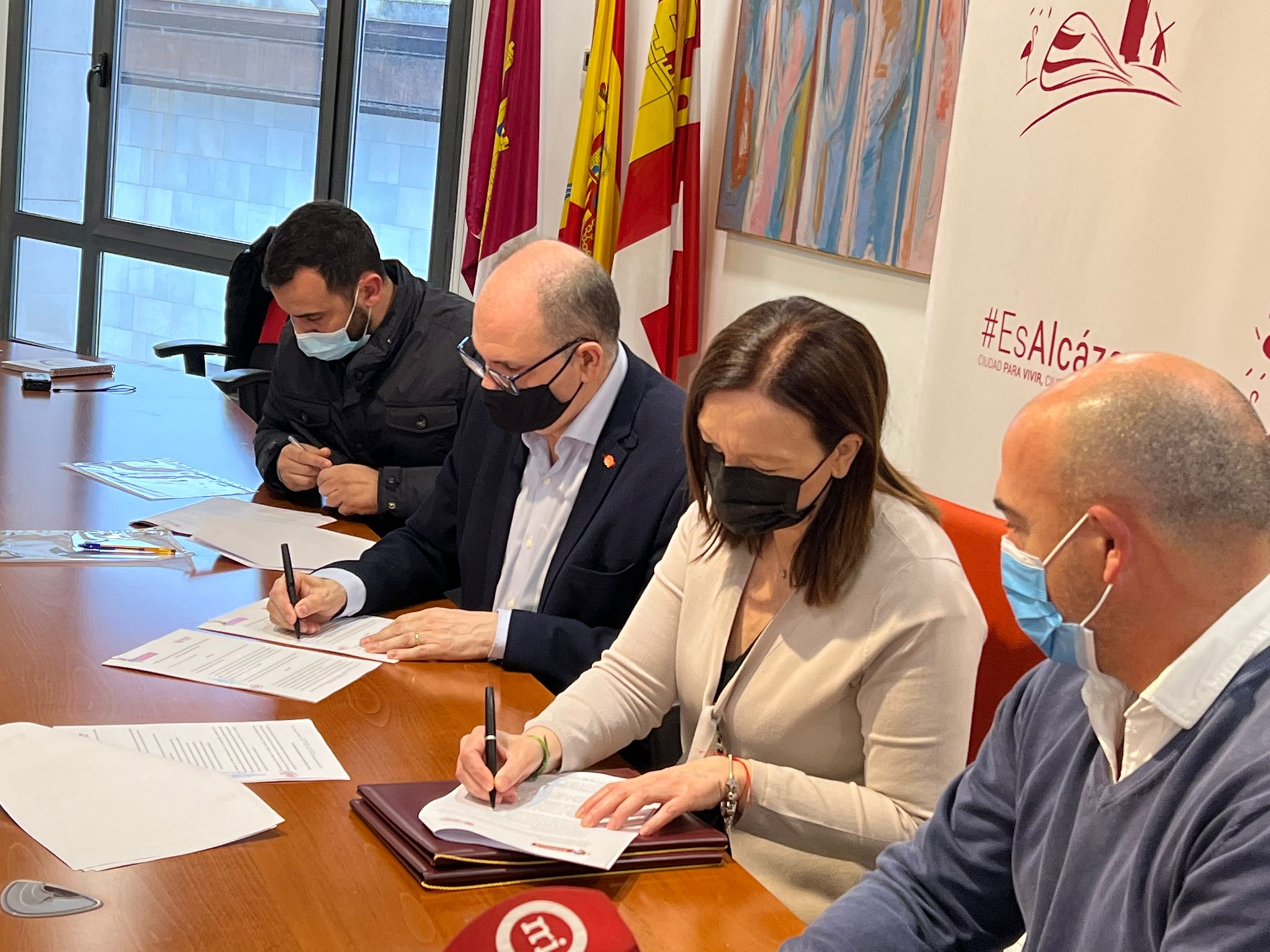 Ayuntamiento y Cáritas firman un convenio para la instalación de contenedores de ropa usada en la vía pública Ayuntamiento y Cáritas firman un convenio para la instalación de contenedores de ropa usada en la vía pública