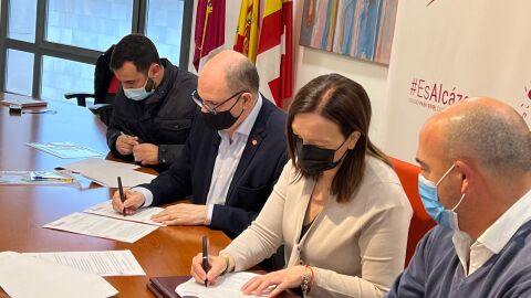 Firma convenio contenedores ropa