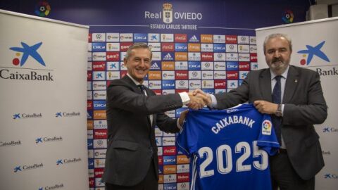 Imagen del acuerdo de patrocino entre el Real Oviedo y Caixa Bank