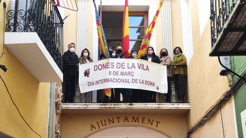 Pancarta del 8M en la Vila
