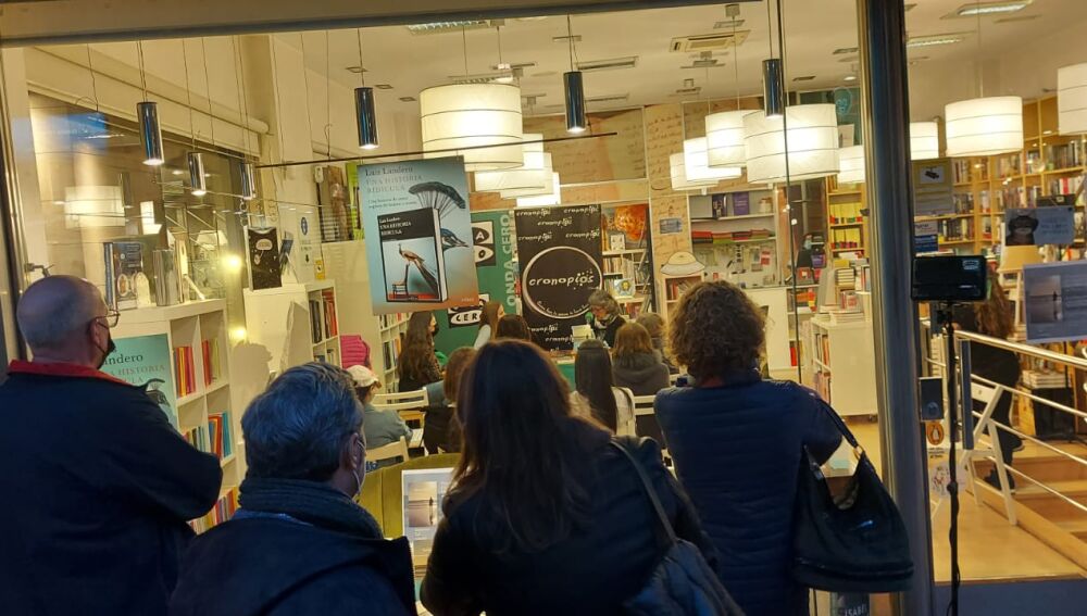 Tereixa Constenla durante a presentación do seu libro "Cuaderno de urgencias" (Siruela) na librería Cronopios de Pontevedra