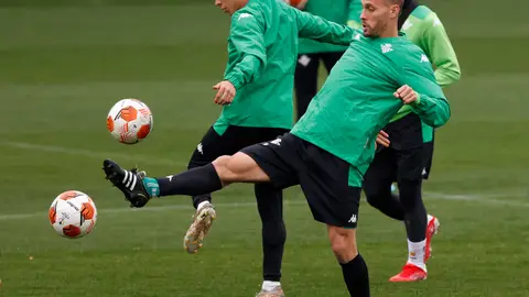 Canales, Diego Lainez y Juanmi, en un entrenamiento del Betis. Canales, Diego Lainez y Juanmi, en un entrenamiento del Betis.