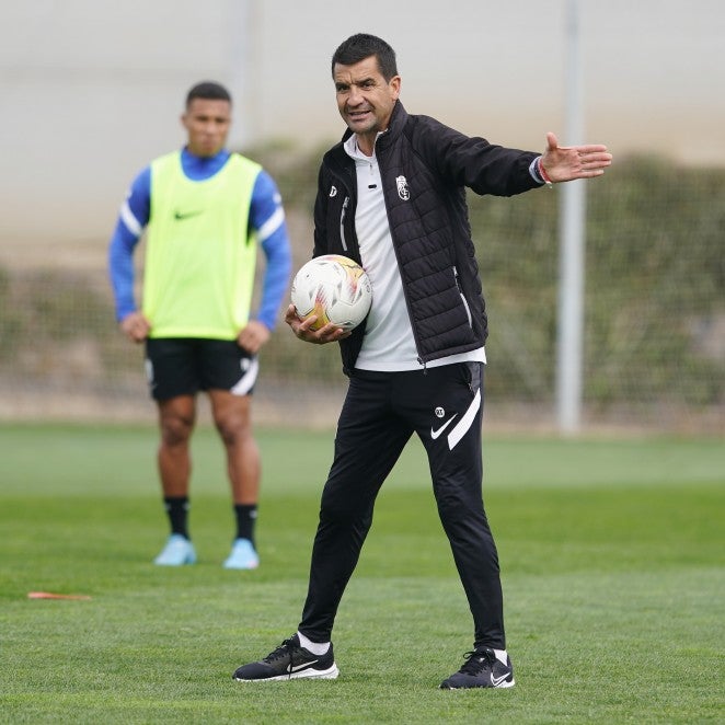 Rubén Torrecilla asegurará su continuidad venciendo al Elche en Los Cármenes Rubén Torrecilla asegurará su continuidad venciendo al Elche en Los Cármenes