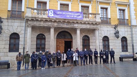 Concentraci&oacute;n ante las puertas del ayuntamiento de Teruel