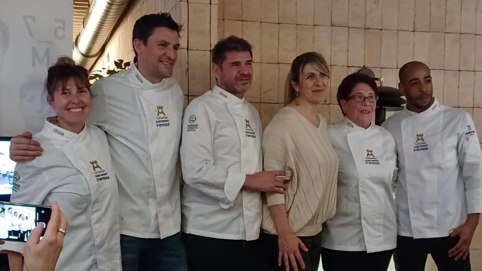 'Ibiza sabe a mar y tierra' ha sido la propuesta que han protagonizado los chefs Óscar Molina, Catalina Riera, Paulina Mauvecín y David Reartes junto a Ernesto Portuondo.