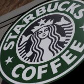 Fotografía de archivo que muestra el logo de una tienda de Starbucks Coffee en el barrio Adams Morgan en Washington, D.C.