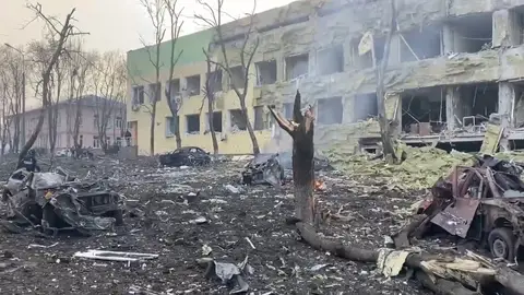 Zelenski denuncia el ataque de las tropas rusas a un hospital de maternidad en Mariúpol Zelenski denuncia el ataque de las tropas rusas a un hospital de maternidad en Mariúpol