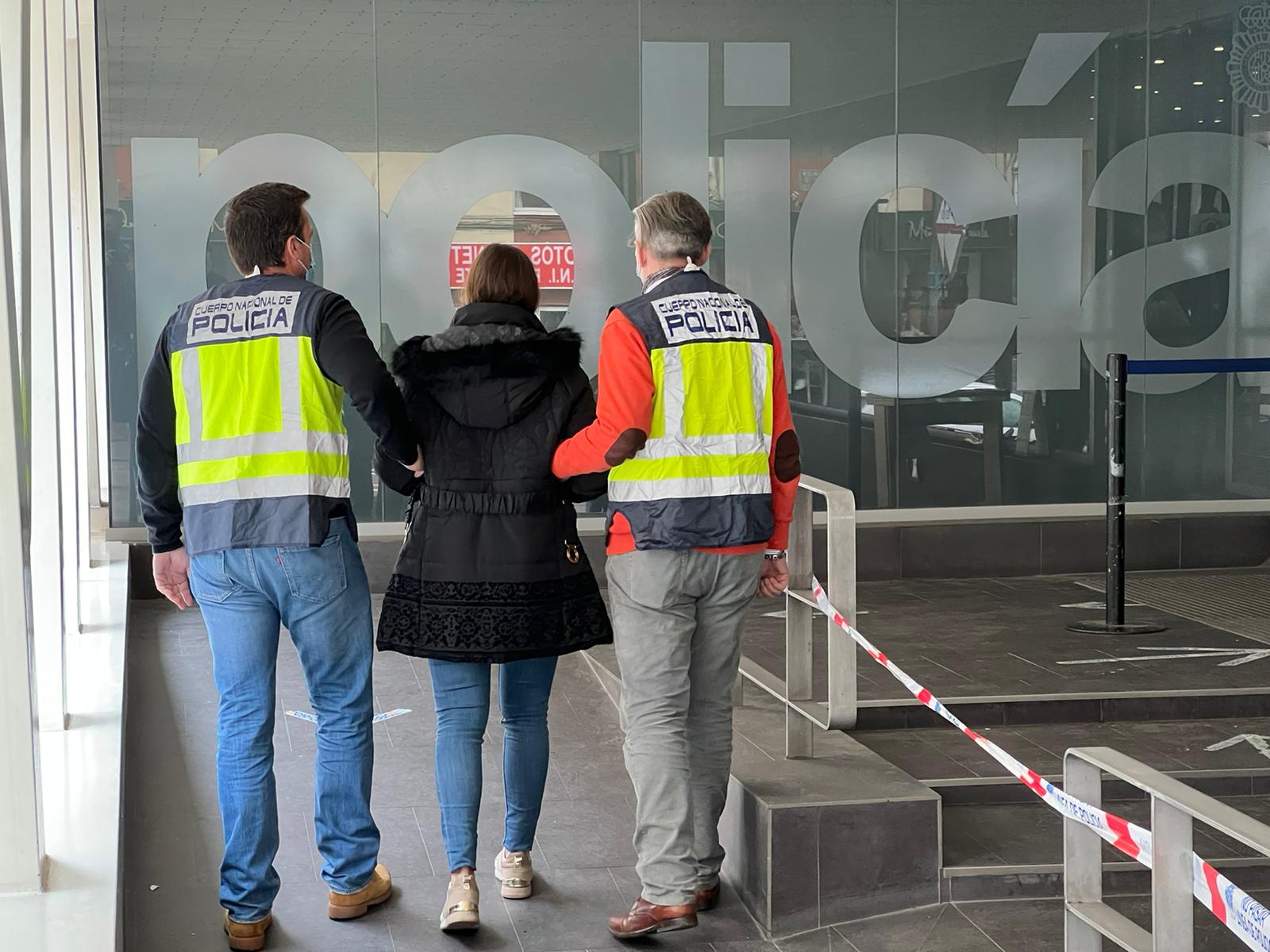 Detenida en Alicante por hacerse pasar por vigilante de seguridad con una tarjeta falsa Detenida en Alicante por hacerse pasar por vigilante de seguridad con una tarjeta falsa