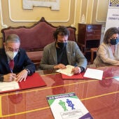 Firma del convenio en el Ayuntamiento de Cádiz